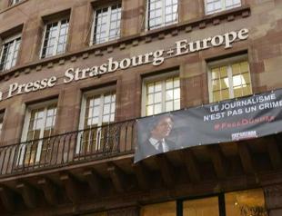 Press organization hangs banner for arrested Turkish journalist in Strasbourg