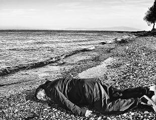 Weiwei imitates photo of Syrian toddler on Turkish beach
