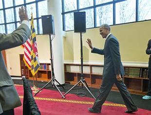 Obama decries anti-Muslim rhetoric on first mosque visit