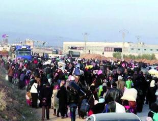 Thousands of Syrians amass on Turkish border
