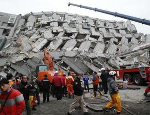 Two survivors rescued from rubble of Taiwan quake