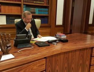 Symbolic ‘Rabia’ sculpture on Erdoğan’s desk draws attention