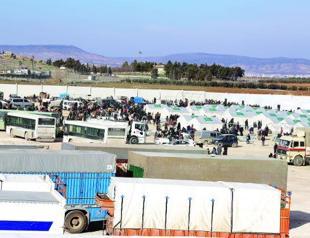 Syrian forces near Turkish border, as around 30,000 Syrians mass at border