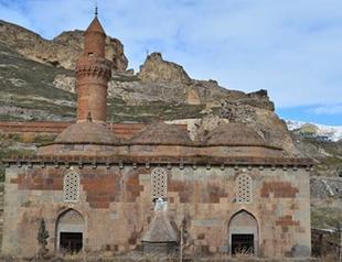 Wall stone of historic eastern Turkish mosque stolen