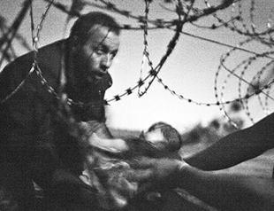 Image of baby at barbed wire fence wins World Press Photo award