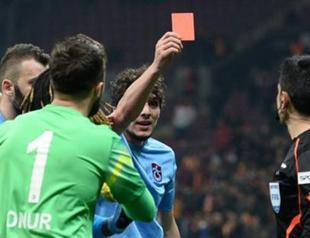 Trabzonspor player sent off after showing referee the red card
