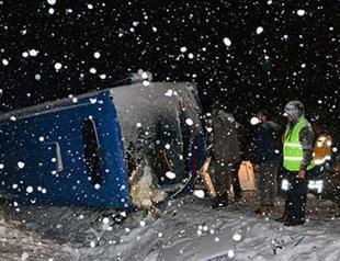 One soldier killed, 10 people injured as prisoner transfer vehicle overturns in Central Anatolia