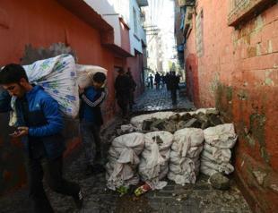 Locals flee Diyarbakır’s Sur during break in curfew