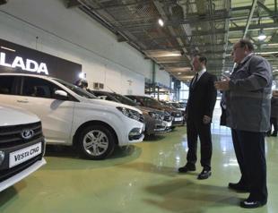 Russia’s major car manufacturer switches to shortened work week amid sales plunge