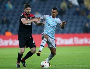 Fenerbahçe plays Akhisar as league competition intensifies