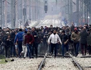 Migrants try to storm Greece-Macedonia border fence