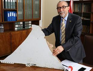 Malaysia, Australia move to retrieve suspected aircraft debris