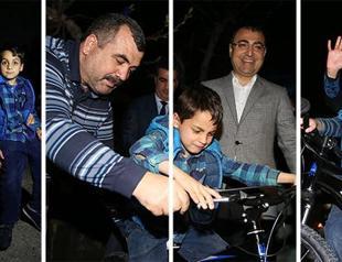 President gives bicycle to Syrian toddler beaten in İzmir