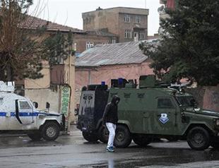 PKK stages attacks in different Diyarbakır districts amid curfew