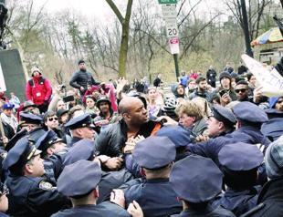 Anti-Trump protesters rally in New York, block Arizona road
