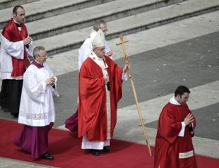 Dont turn backs on refugees, pope says at Palm Sunday service