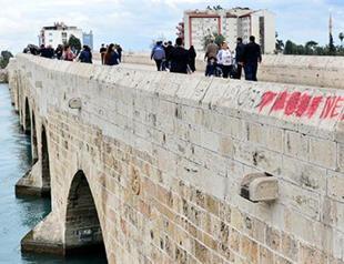 Adana’s historic bridge graffitied