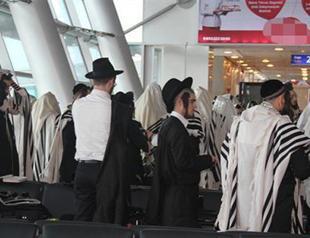 Dozens of Ultra-Orthodox Jews pray in Istanbul airport