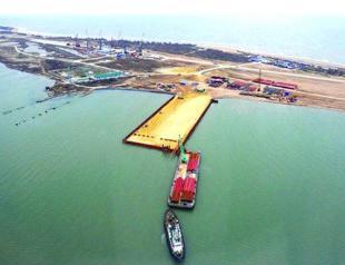 Turkish cargo vessel crashes into bridge construction in Crimea