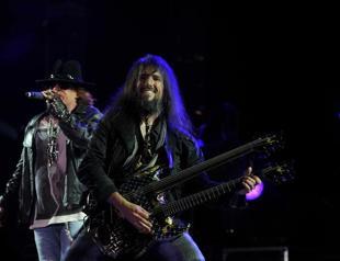 Axl Rose to front AC/DC: report