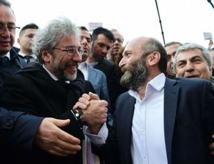 Court rules for Cumhuriyet journalists Dündar, Gül to be tried in secret