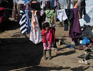 Greece starts emptying border camp as new arrivals slow