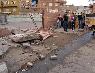 Heavy machinery crashes into Diyarbakır school, killing two children