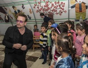 U2s Bono sings with Syrian refugee kids in Turkish refugee camp