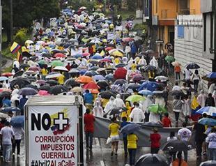 Tens of thousands of Colombians stage anti-government protest