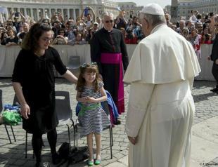 Pope Francis blesses eyes of 5-year-old girl going blind