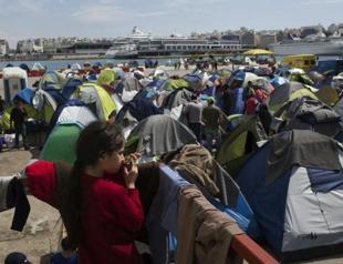 Greece to employ loudspeakers at border after rumour chaos