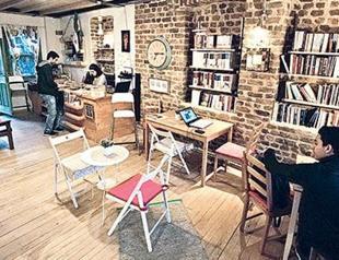 Istanbul’s first Arabic bookstore anchors Syrian refugees