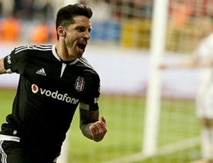 Title hopefuls fumble in Super League