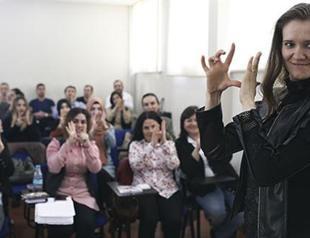 Health students learn sign language for deaf patients