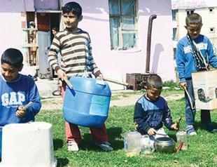 Roma children form unlikely band
