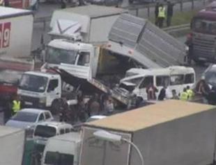 Multiple vehicle collision paralyzes traffic in Istanbul