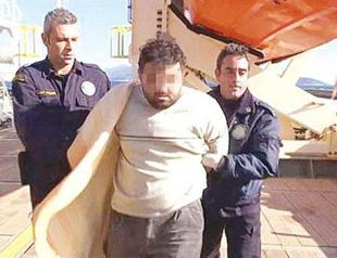 Greek coast guard confronts Turkish smuggler with dead migrant bodies