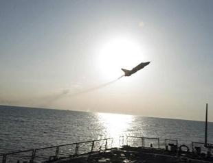 Russian jets in repeated aggressive passes of US warship