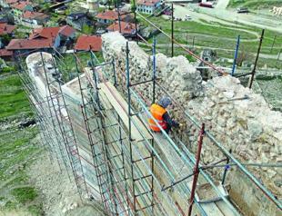Cable car assisting historic castle’s restoration