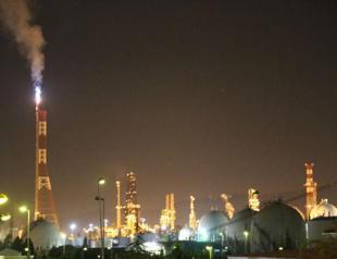 One worker killed, four wounded as oil refinery catches fire