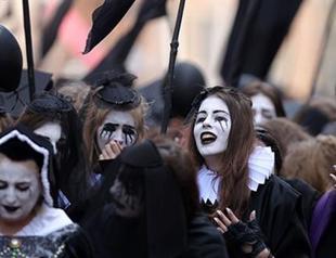 Weeping Poles mark Shakespeares 400th deathday
