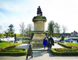Shakespeare’s hometown welcomes world