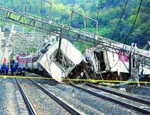 S Korea train derails killing engineer, injuring eight