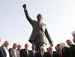 Nelson Mandela statue erected in Ramallah
