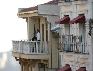 Man robs Istanbul bank, scatters money from top-floor balcony