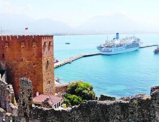 Foreign tourists visiting Turkey see sharpest drop in March since October 2006