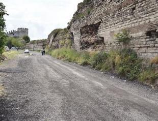 ‘Temporary’ asphalt laid at Yedikule walls site in Istanbul