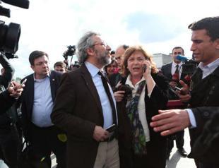 Three arrested over armed attack on Dündar