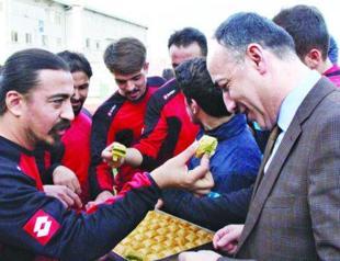 Turkish barber offers free shaves to favorite soccer team