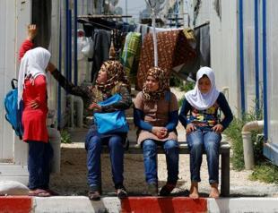 Turkey to build migrant health centers with Syrian staff